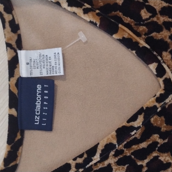 🆕 LIZ CLAIBORN SPORT Cotton to Mimic STRETCH VELVET Leopard Print V-Neck Top!! - Picture 3 of 5